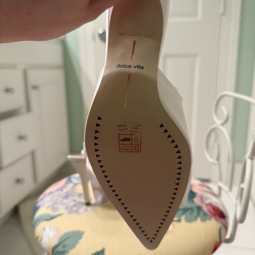 NEW Dolce Vita Kayli White Satin Heels - Picture 5 of 5